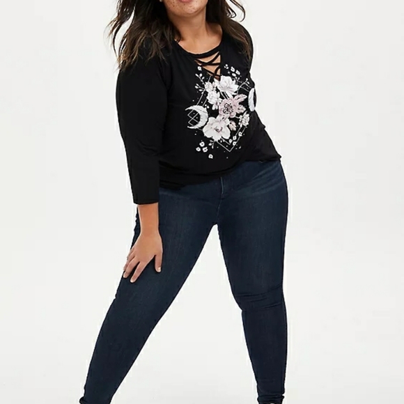 FLORAL MOON SLIM FIT LATTICE TEE - SUPER SOFT BLAC - Picture 2 of 4